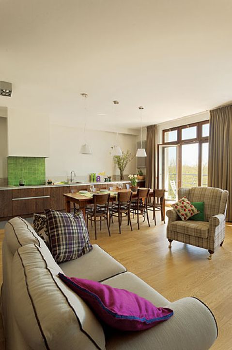 Meble w całym domu są solidne, jak stare angielskie rzemiosło, ale jednocześnie wygodne i na czasie.