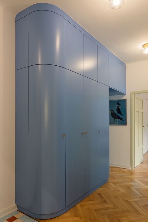 aranżacja przedpokoju w mieszkaniu w modernistycznej kamienicy