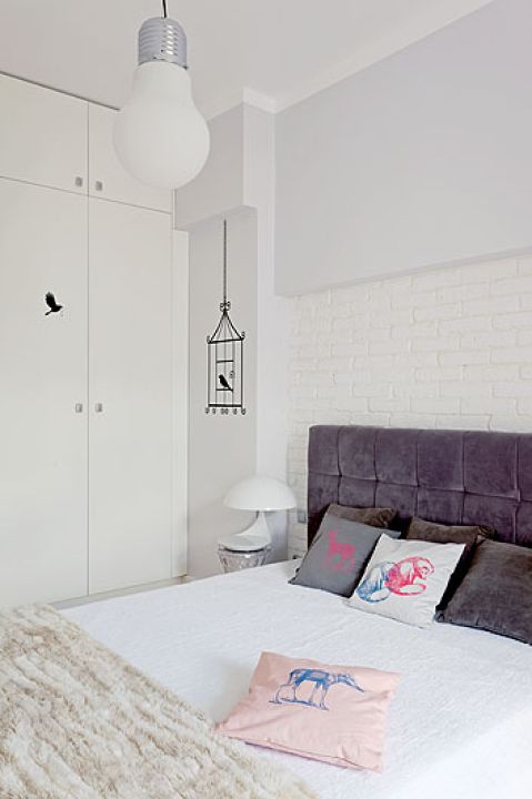 Mieszkanie Anny Popek - styl: lekko paryski. Kolory: morze bieli z nutą różu i pomarańczy. Miejsce: kamienica sprzed stu lat.