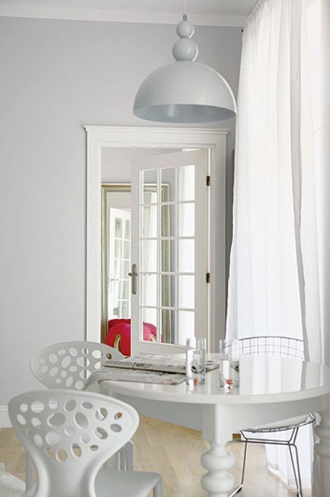 Mieszkanie jest nowoczesne, ale - jak mówi gospodyni - osłodzone kobiecością.