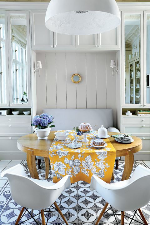 żółte dodatki w białej kuchni