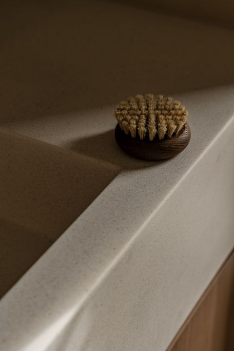 minimalistyczna łazienka z drewnem