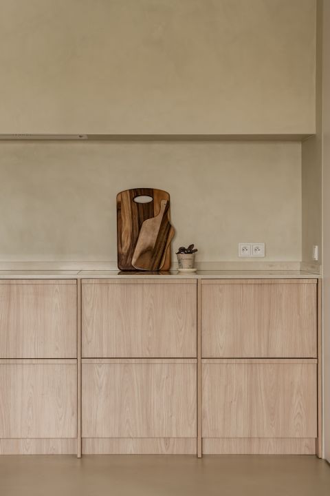 minimalistyczna kuchnia z drewnianymi szafkami