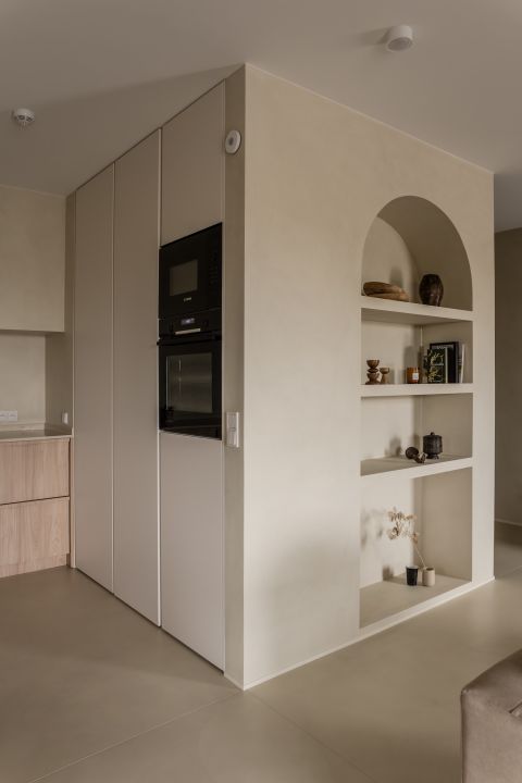 wnęka w kształcie łuku - służy jako półka na której wyeksponowane są dekoracyjne przedmioty