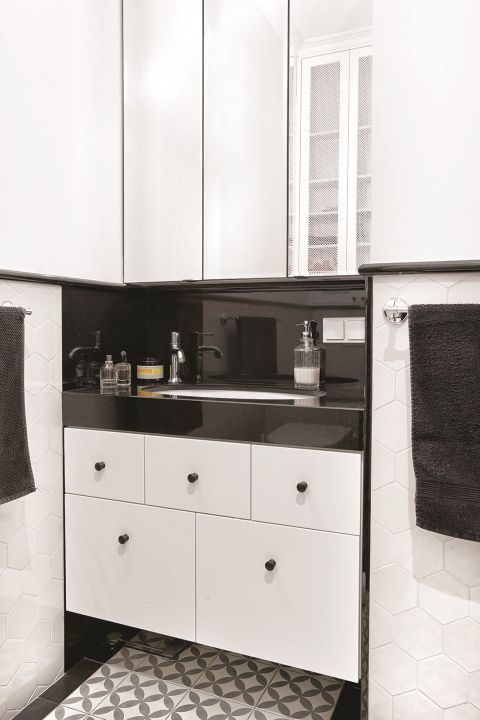 Orzechowe forniry, zdobne sztukaterie, graficzne płytki i trochę sztuki... Piękne rzeczy dają siłę – mówi