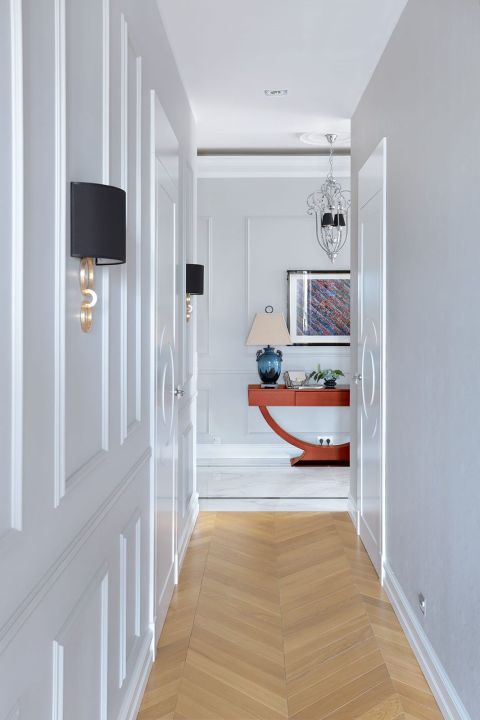 Karolinie spodobał się elegancki, spokojny i bardzo symetryczny styl hamptons z elementami stylizowanymi na nowojorskie