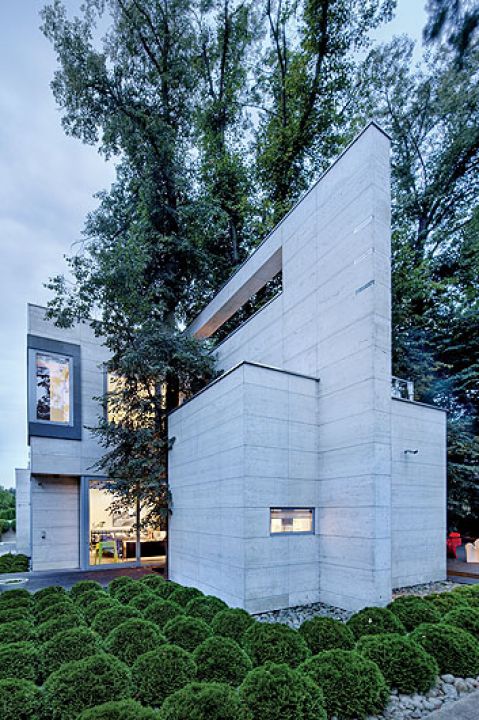 Mocnym akcentem jest przecinająca dom ściana, która wychodzi aż do ogrodu.