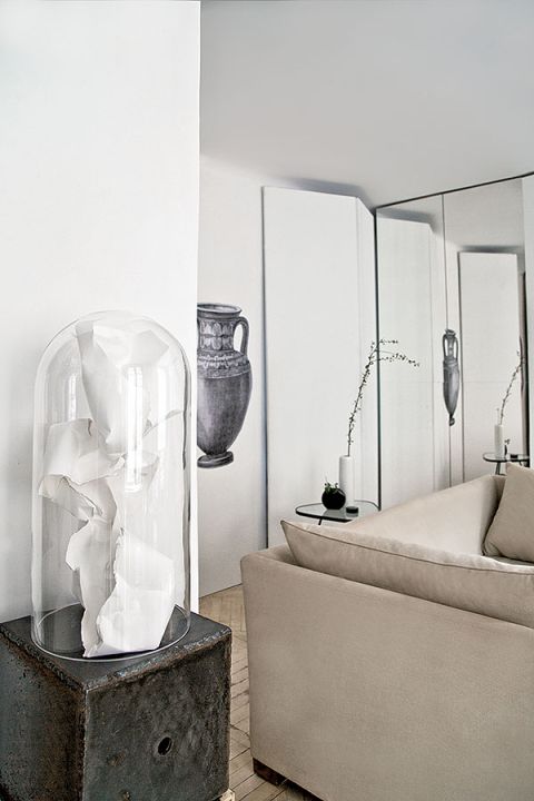 Monochromatyczne kolory, graficzne linie.