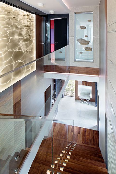 Na antresoli ściana wyłożona folią z nadrukiem. Wrażenie morskiej głębi potęgują kamienne ryby w gablotach.