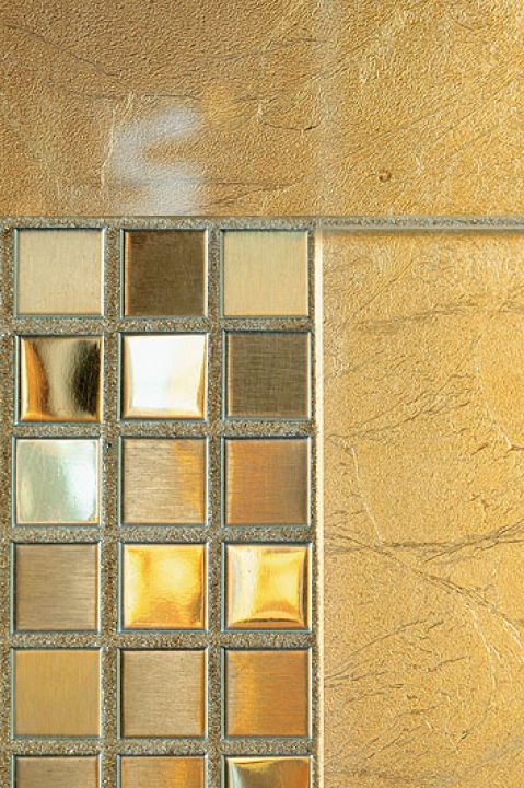 Na ciemnym tle świtnie wygląda obraz ze złotych szklanych płytek i metalowej mozaiki firmy Dune.