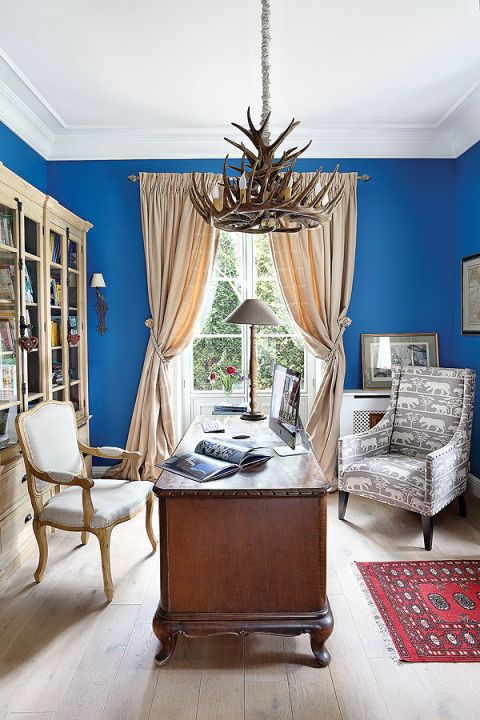 Na jej tle idealnie odbijają się kremowe jedwabne zasłony.