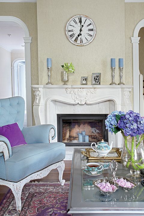 Na kominku znalazła się kolekcja drobiazgów z Savoya Home. Francuskie fotele w błekitach, ulubionym kolorze Katarzyny.