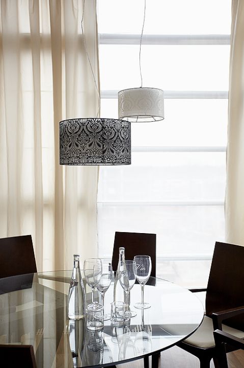 Na pierwszy rzut oka – klasyka w nobliwych brązach. Ale gdy lepiej się przyjrzeć – jest i subtelna ekstrawagancja,