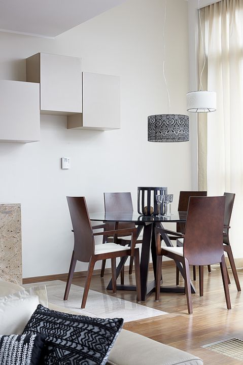 Na pierwszy rzut oka – klasyka w nobliwych brązach. Ale gdy lepiej się przyjrzeć – jest i subtelna ekstrawagancja,