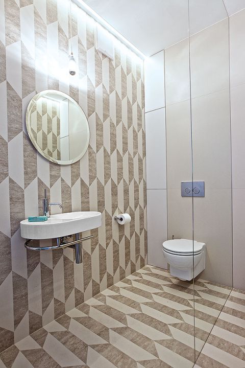 Wielkie lustra powiekszają łazienkę.