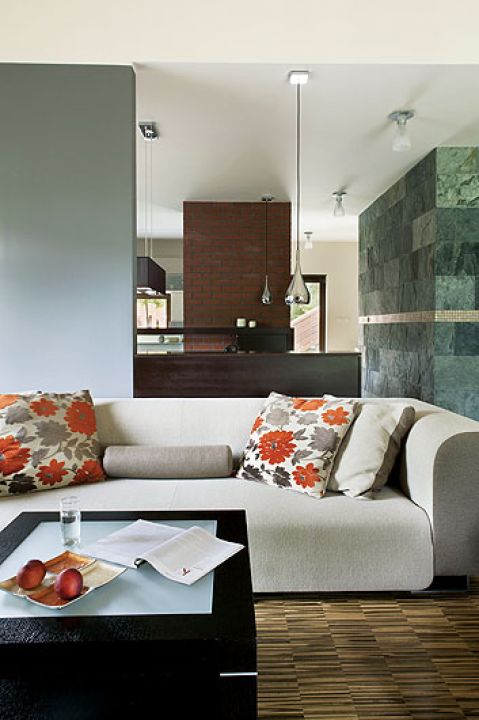 Na podłodze lakierowany dębowy parkiet przemysłowy.