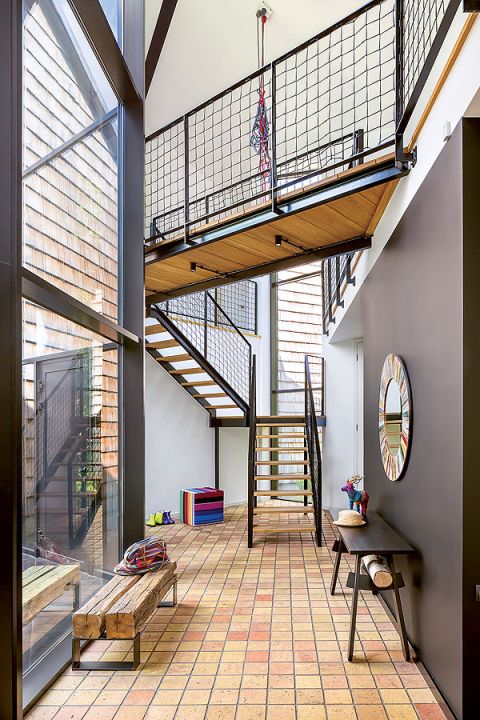 Na podłogach leżą dachówki z poniemieckiej kamienicy.