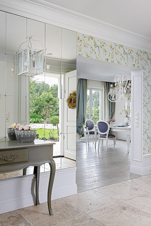 Na ścianach francuskie kolory, jasne z przewagą gołębich szarości, z Francji przyjechała też większość mebli