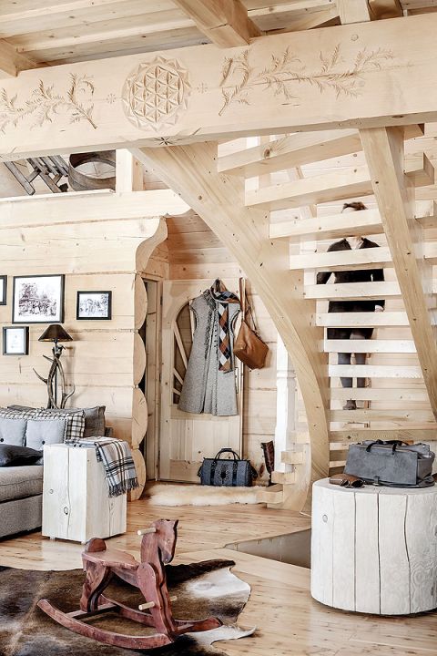 Na ścianach wiszą prace właścicielki. Rysuje węglem, ołówkiem i sanguiną nie tylko góralskie chałupy, ale