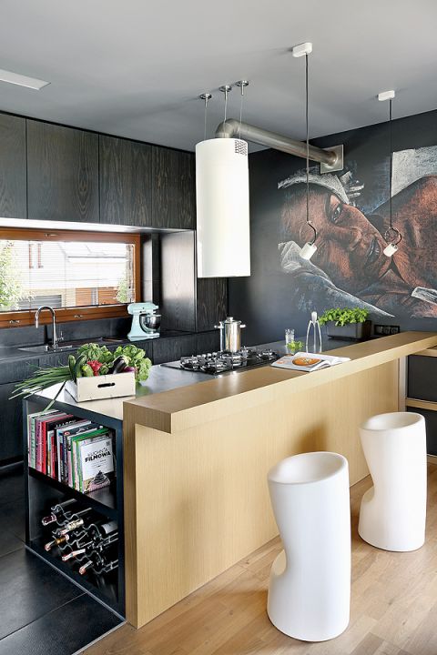 Na ścianie mural przedstawiający gospodynię.