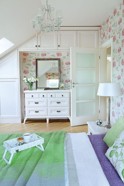 Na ścianie w sypialni tapeta Poppy Butterfly marki Colefax Flower. TAca ze sklepu House More. Koc i narzuta