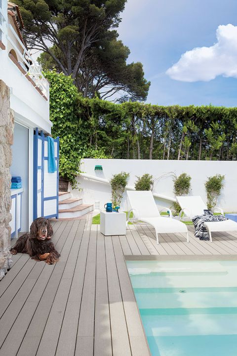 Na tarasie drewniane deski. Willa w stylu marynistycznym