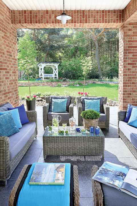 Na tarasie meble Miloo. Pledy i poduszki z BB Home.