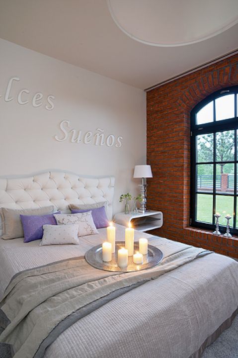 Napis na ścianie oznacza po hiszpańsku: słodkich snów.