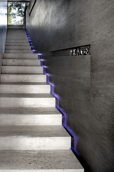 Nawet wąskie betonowe schody zamyka okno.