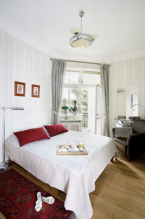 Nie mogło też zabraknąć angielskich tapet - tu klasyczne pasy.