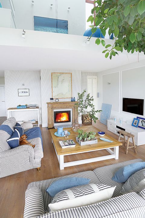 salon z drewnem i niebieskimi dodatkami