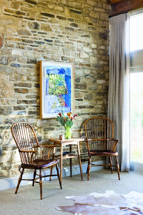 Niektóre ściany właściciel zostawił w stanie surowym .