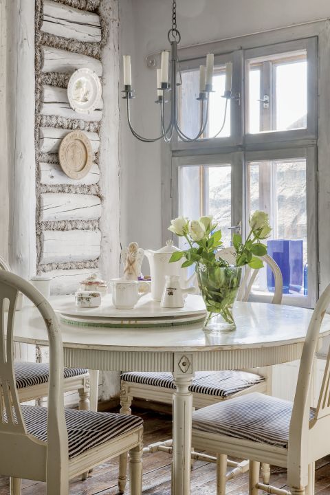 Nikt tak jak Skandynawowie nie potrafi łączyć antyków i dizajnu w rustykalnych wnętrzach. Postanowiła, że i u niej będzie