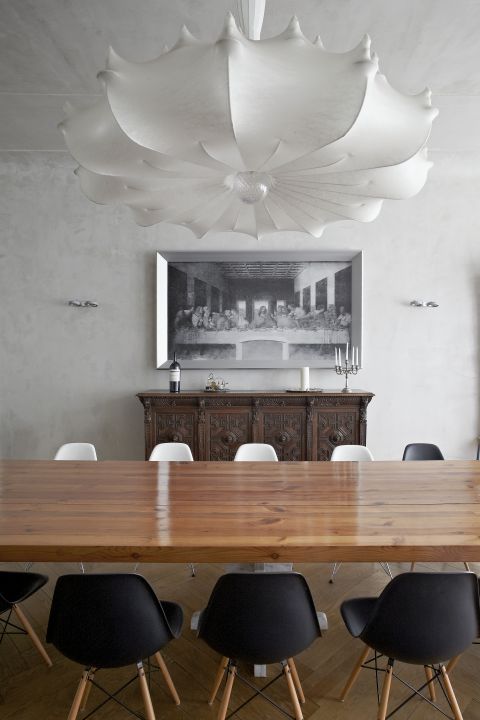 Olbrzymia lampa Zeppelin nad stołem to projekt Marcela Wandersa dla firmy Flos – wariacja na temat pałacowego żyrandola ze