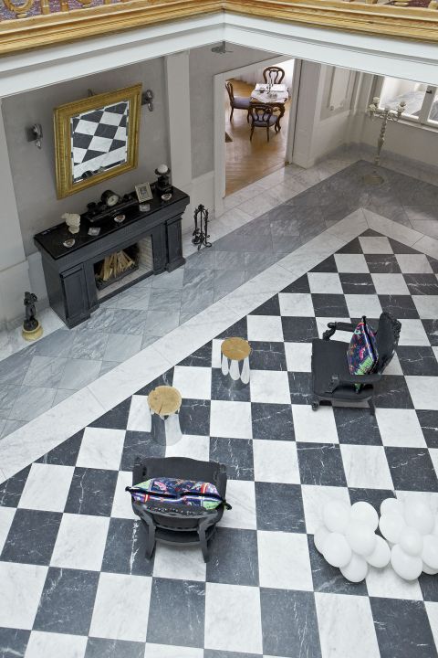 Myślisz pałac , widzisz stiuki, antyki, kandelabry. Tu po stawiku pływają gęsi garbonose, a z antykami