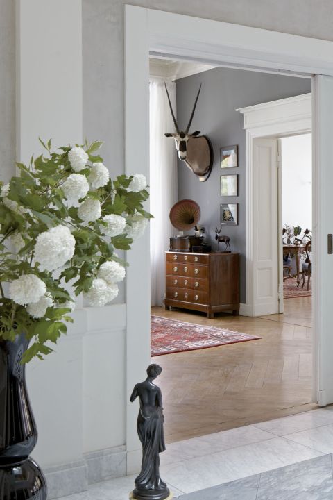 Myślisz pałac , widzisz stiuki, antyki, kandelabry. Tu po stawiku pływają gęsi garbonose, a z antykami