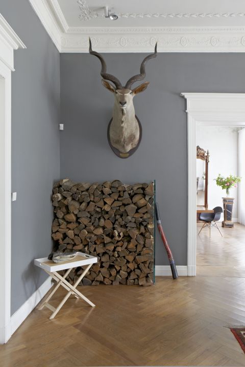 Mnóstwo niebanalnych pomysłów. Zamiast koszy na drewno do palenia w piecach – dekoracyjne akwarium z grubą szklaną taflą.