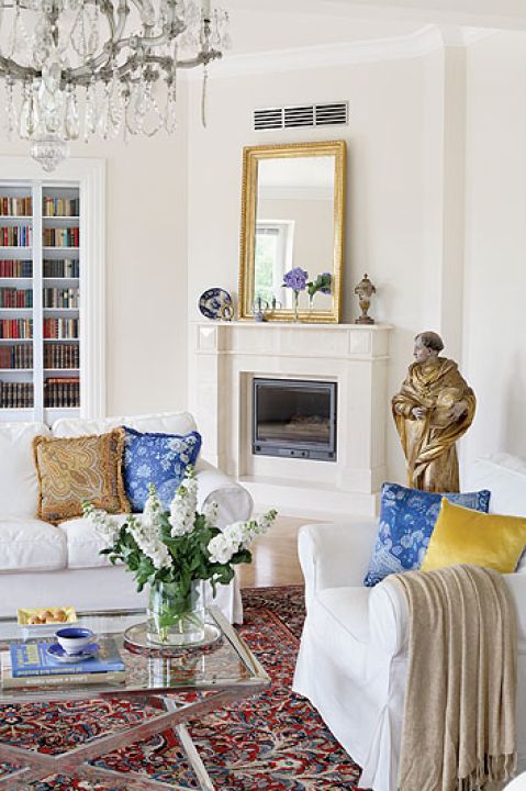 Nowoczesne meble obok antyków i barokowej rzeźby.