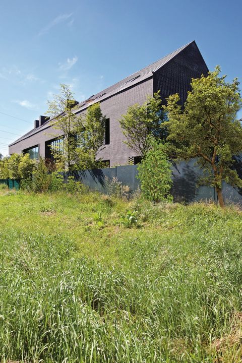 Beton i stal obok drewnianych rzeźb. Surowa prostota architektury modernizmu i tysiącletnia tradycja Azji. Wyjątkowe