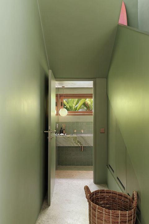 Zielona łazienka w stylu tropical modern w domu na Bali zaprojektowanym przez polską pracownię AMOK Architecture