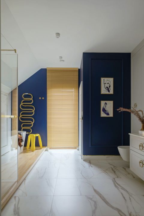 nowoczesna łazienka ze skosem