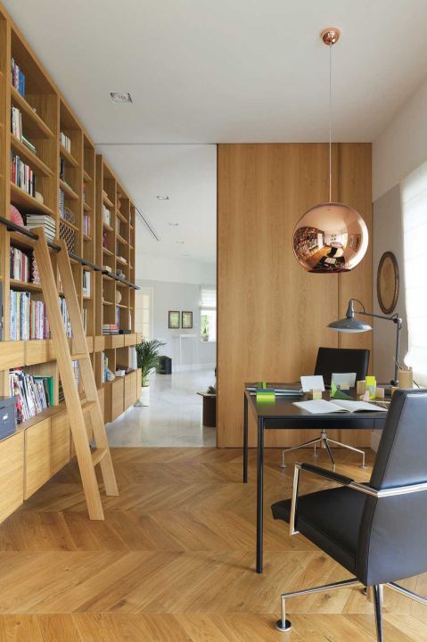 Ten dom w nowoczesnym stylu położony jest wśród brzóz i wygląda pięknie.