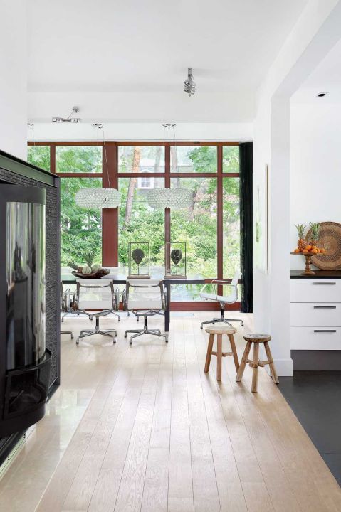 Ten nowoczesny dom znajduje się na skraju parku krajobrazowego. najważniejszą rolę odgrywa tu zieleń.