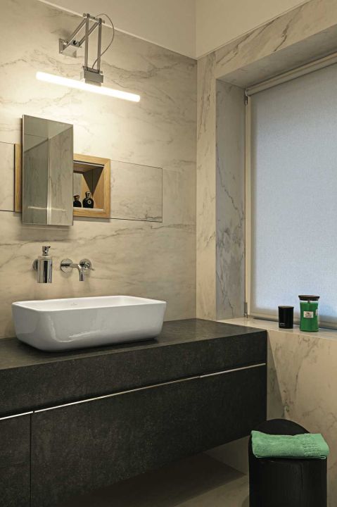 Bardzo dekoracyjna półka wpuszczona w ścianę, z drewnianą ramą, szklanym panelem i przesuwanym lustrem.