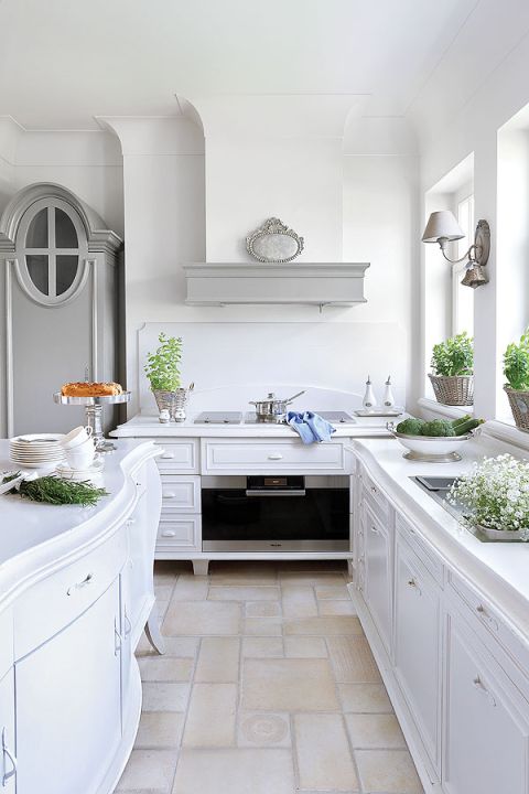 Nowoczesnym akcentem w kuchni jest olbrzymi piekarnik Miele.