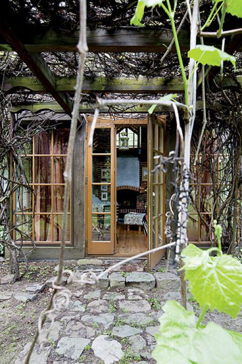 Od strony starej stodoły. Loft pod strzechą