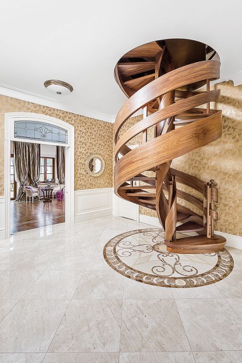 Odbudowany pałacyk zyskał nowy klasyczny wystrój. Znajdziemy tu eleganckie parkiety, antyki, marmury i kryształowe żyrandole.