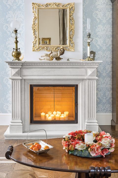 Odbudowany pałacyk zyskał nowy klasyczny wystrój. Znajdziemy tu eleganckie parkiety, antyki, marmury i kryształowe żyrandole.