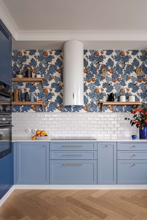 niebieska kuchnia z tapetą