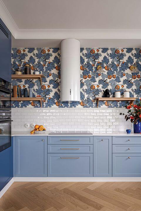 niebieska kuchnia z tapetą